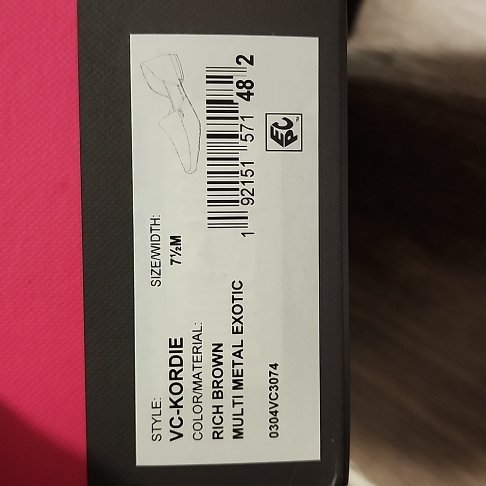 NEW Vince Camuto flats - Picture 2 of 3